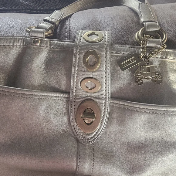 Coach Lily Legacy, Gold Metalic With Turnlock. - Picture 12 of 16